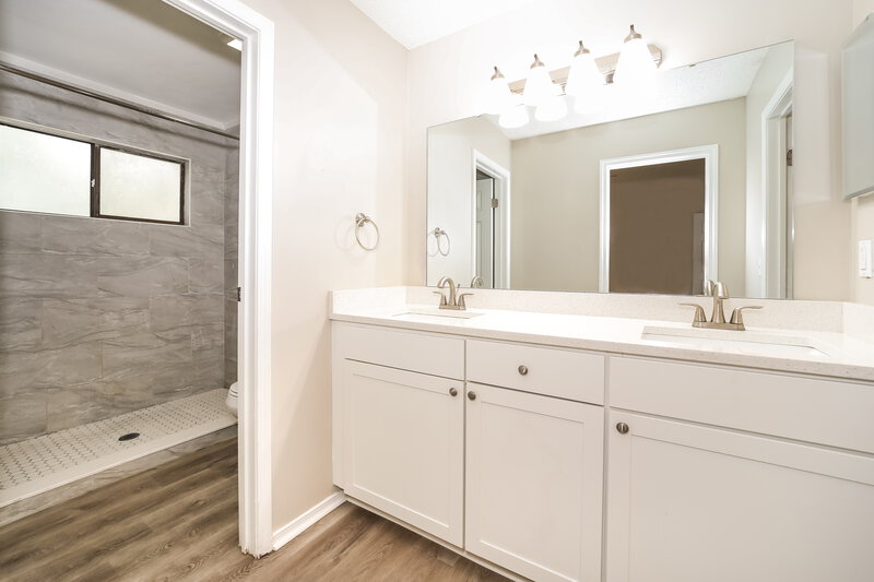 2,105/Mo, 1477 Classic Oak Rd E Jacksonville, FL 32225 Main Bathroom View
