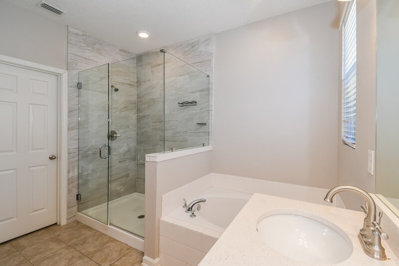 1,825/Mo, 5754 Village Pond Cir Jacksonville, FL 32222 Main Bathroom View 2