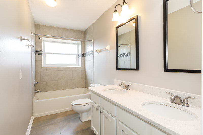 2,175/Mo, 9116 Shalamar Ct Jacksonville, FL 32257 Main Bathroom View