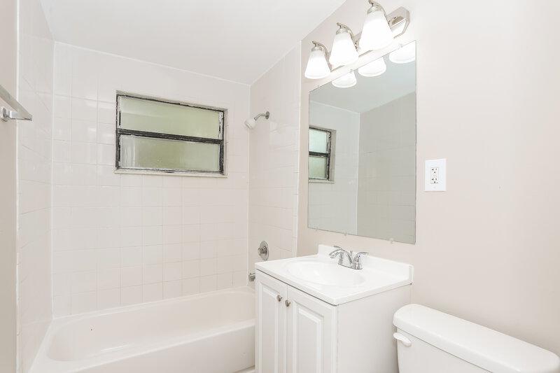1,920/Mo, 1009 Beckner Ave Jacksonville, FL 32218 Main Bathroom View
