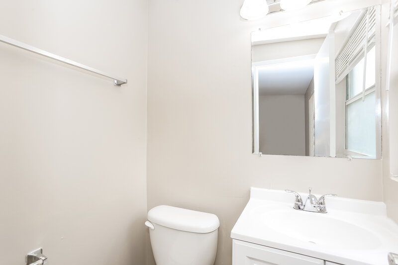 1,920/Mo, 1009 Beckner Ave Jacksonville, FL 32218 Bathroom View