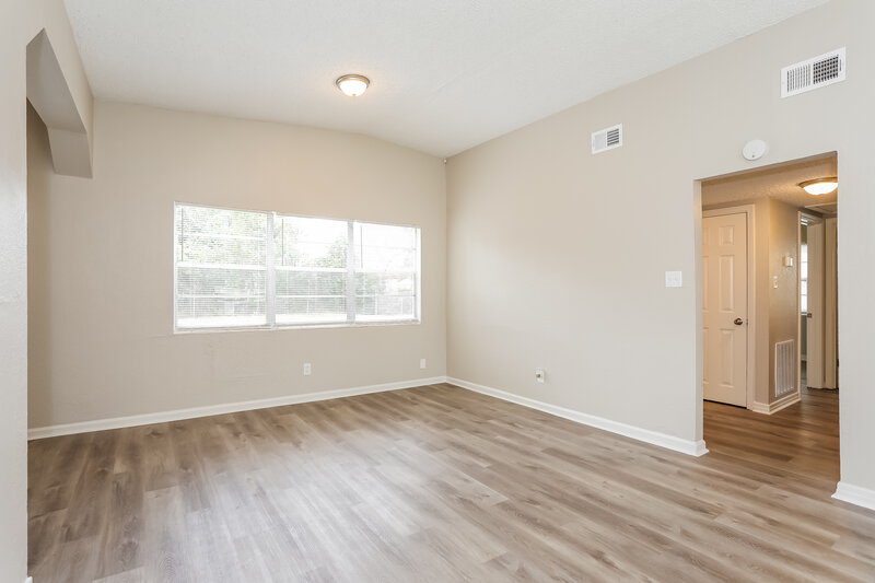 1,230/Mo, 10249 Haverford Rd Jacksonville, FL 32218 Living Room View 4