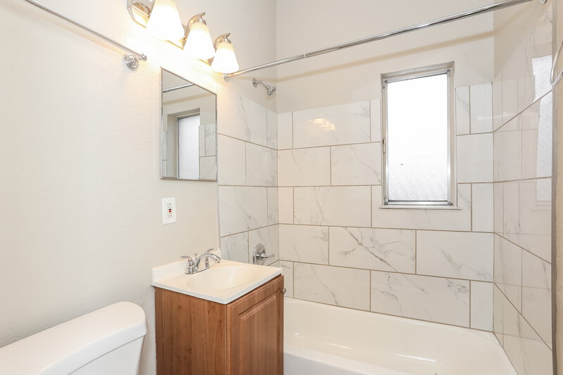 1,230/Mo, 10249 Haverford Rd Jacksonville, FL 32218 Main Bathroom View