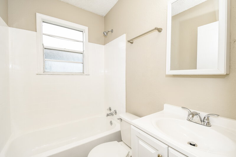 1,650/Mo, 1031 Bunker Hill Blvd Jacksonville, FL 32208 Main Bathroom View