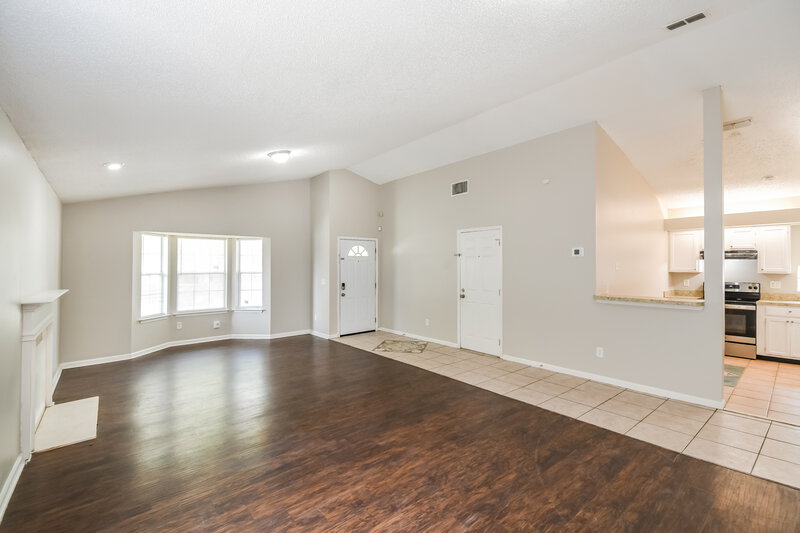 1,420/Mo, 10725 Meadowlea Dr Jacksonville, FL 32218 Living Room View 2