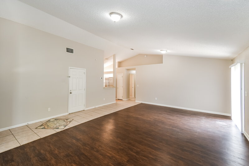 1,420/Mo, 10725 Meadowlea Dr Jacksonville, FL 32218 Living Room View 3