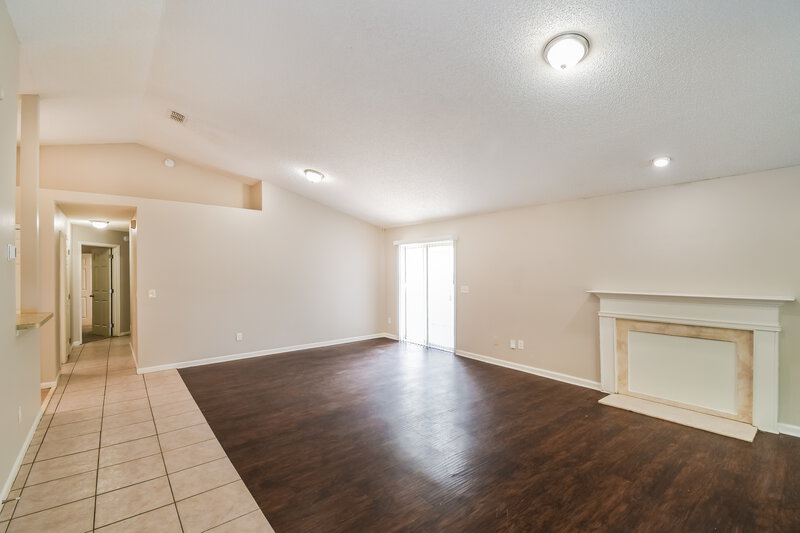 1,420/Mo, 10725 Meadowlea Dr Jacksonville, FL 32218 Living Room View 4