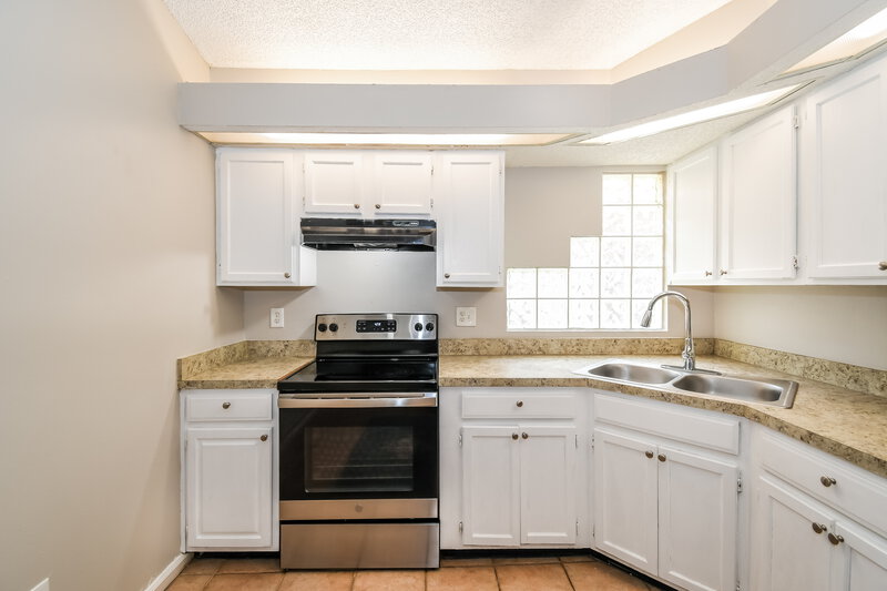 1,420/Mo, 10725 Meadowlea Dr Jacksonville, FL 32218 Kitchen View 2