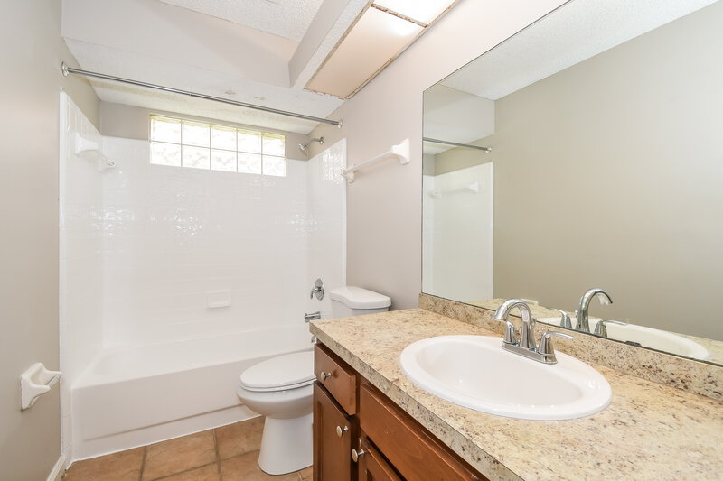 1,420/Mo, 10725 Meadowlea Dr Jacksonville, FL 32218 Main Bathroom View