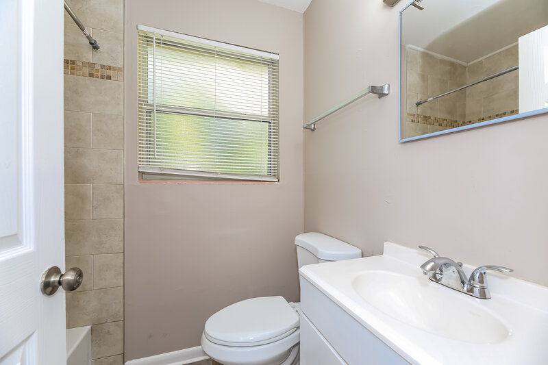 1,535/Mo, 1104 Le Brun Dr Jacksonville, FL 32205 Main Bathroom View