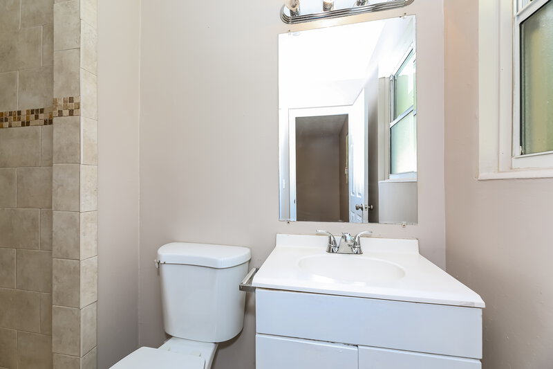 1,535/Mo, 1104 Le Brun Dr Jacksonville, FL 32205 Bathroom View