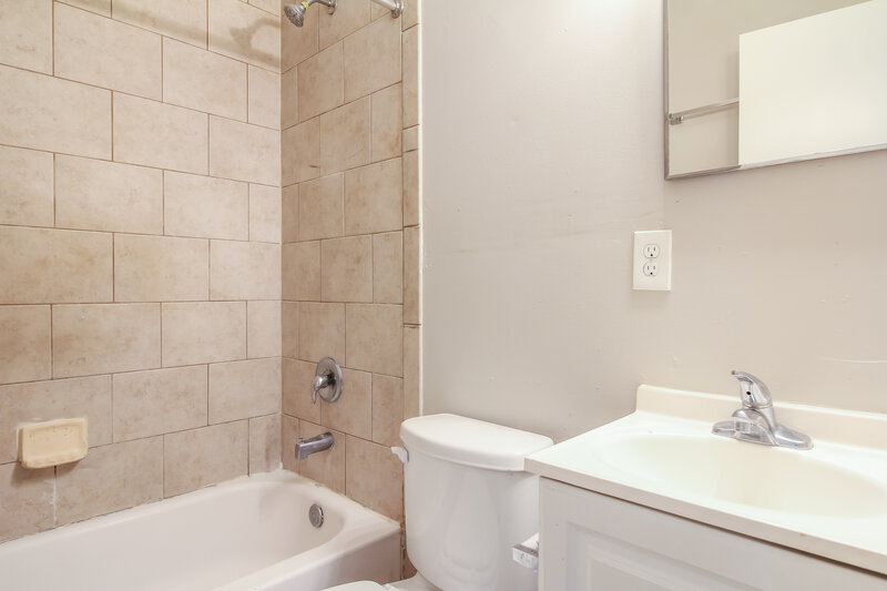 1,315/Mo, 1126 Bunker Hill Blvd Jacksonville, FL 32208 Main Bathroom View