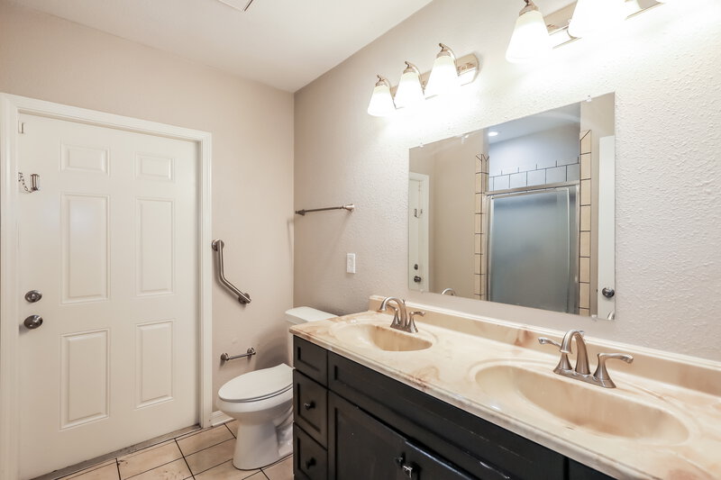 1,415/Mo, 1198 W 10th St Jacksonville, FL 32209 Main Bathroom View