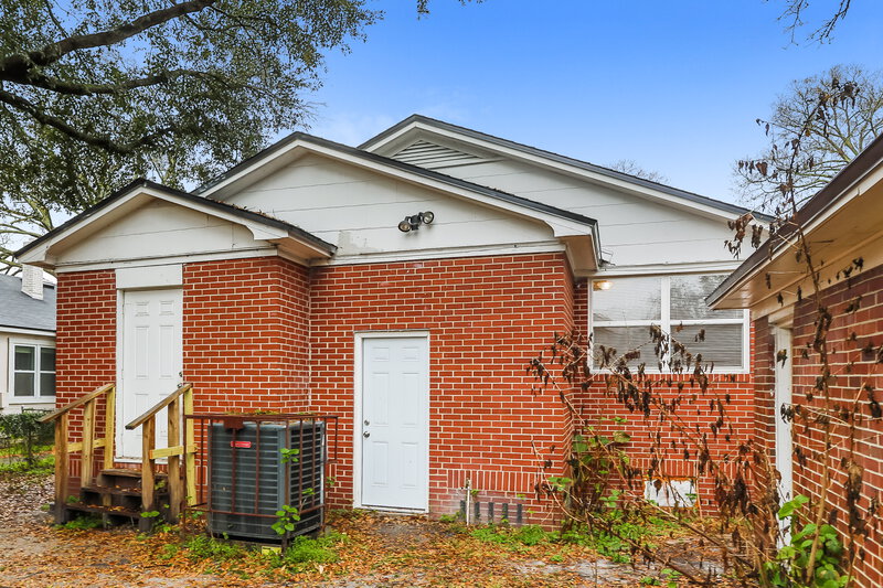 1,415/Mo, 1198 W 10th St Jacksonville, FL 32209 Rear View 2