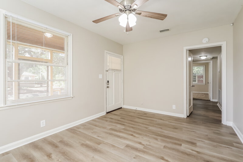 1,170/Mo, 1205 Kenmore St Jacksonville, FL 32208 Sitting Room View