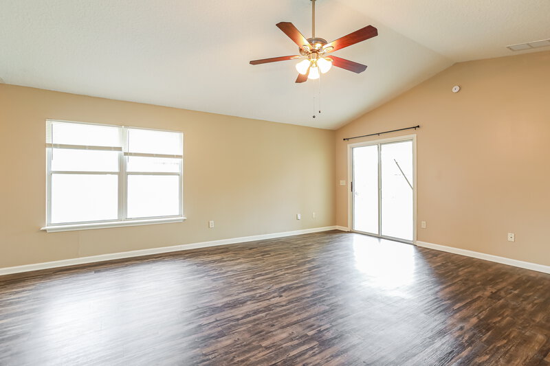 1,595/Mo, 1321 Spruce St Green Cove Springs, FL 32043 Living Room View 2