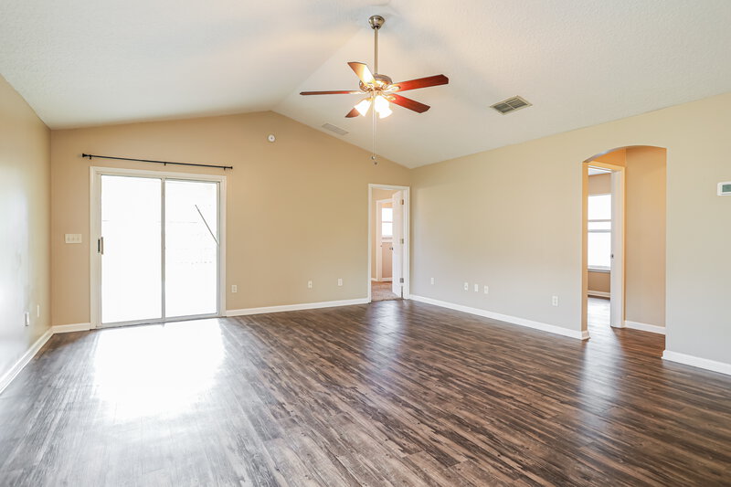 1,595/Mo, 1321 Spruce St Green Cove Springs, FL 32043 Living Room View 3