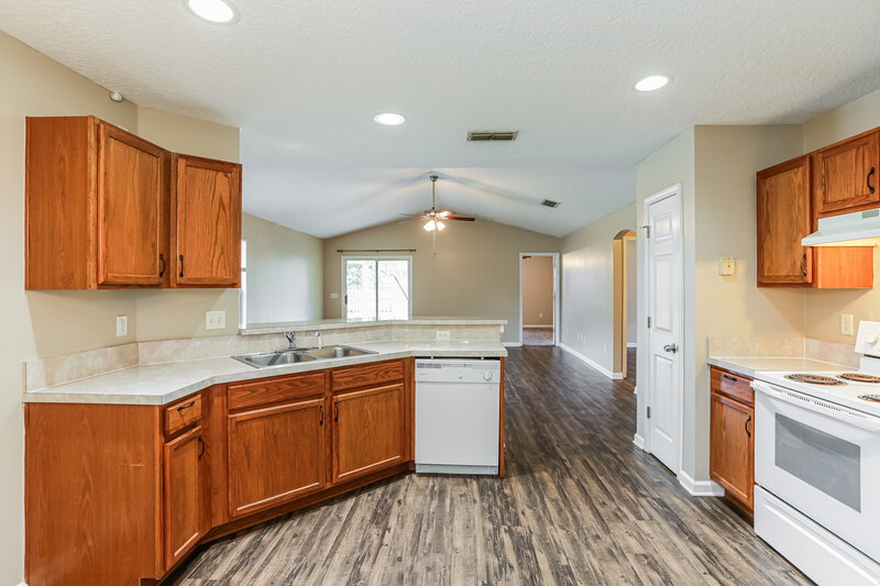 1,595/Mo, 1321 Spruce St Green Cove Springs, FL 32043 Kitchen View 2
