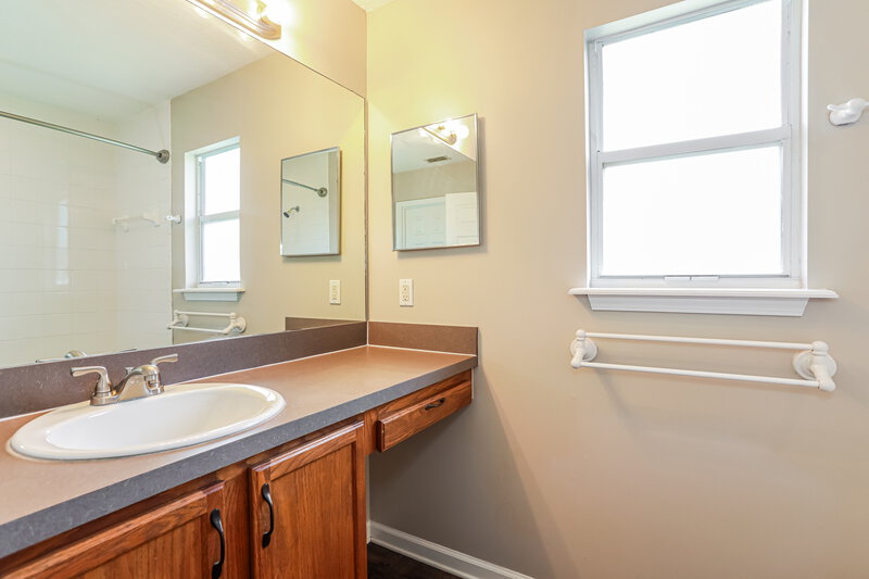 1,595/Mo, 1321 Spruce St Green Cove Springs, FL 32043 Main Bathroom View