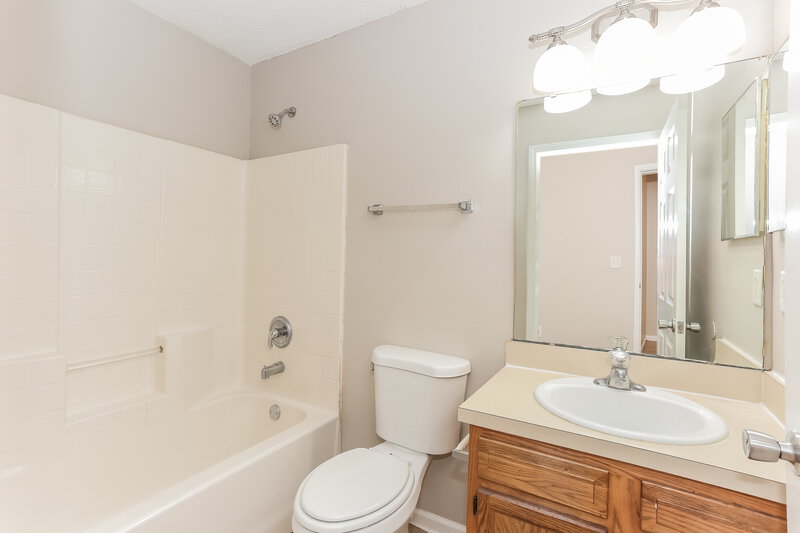 1,450/Mo, 1456 E 27th St Jacksonville, FL 32206 Main Bathroom View