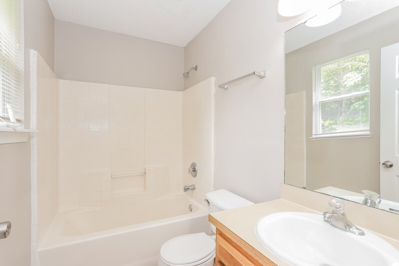 1,450/Mo, 1456 E 27th St Jacksonville, FL 32206 Main Bathroom View 2