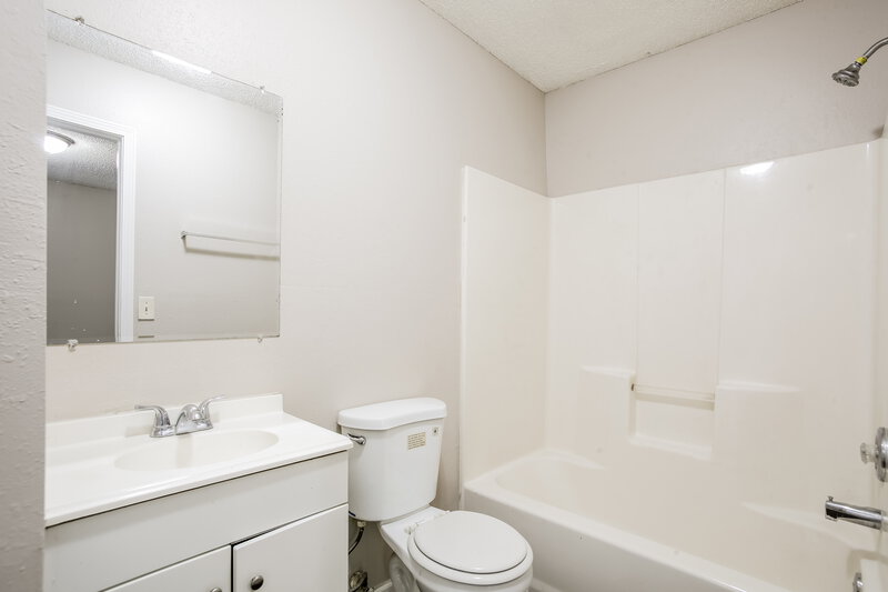 1,850/Mo, 1529 Spearing St Jacksonville, FL 32206 Main Bathroom View