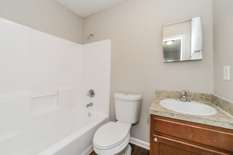 0/Mo, 1540 Golf Forest Dr Jacksonville, FL 32208 Main Bathroom View