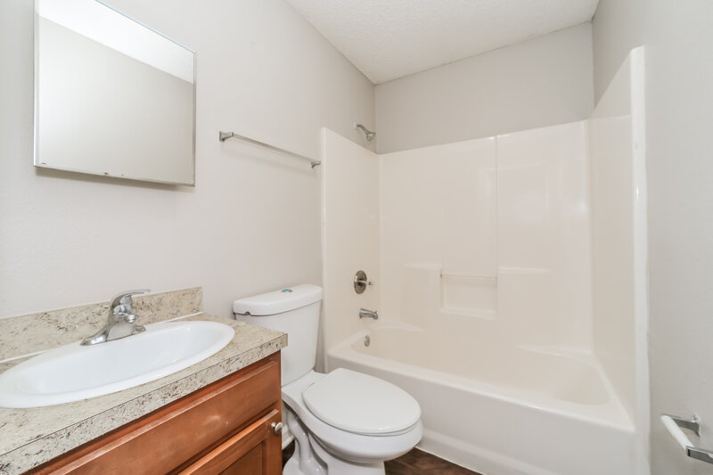 0/Mo, 1540 Golf Forest Dr Jacksonville, FL 32208 Bathroom View