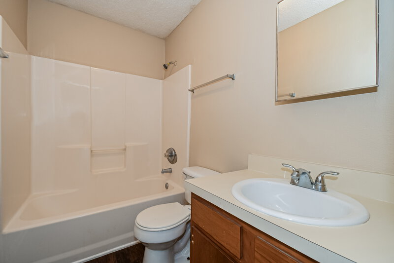 1,170/Mo, 1554 Brook Forest Dr Jacksonville, FL 32208 Main Bathroom View