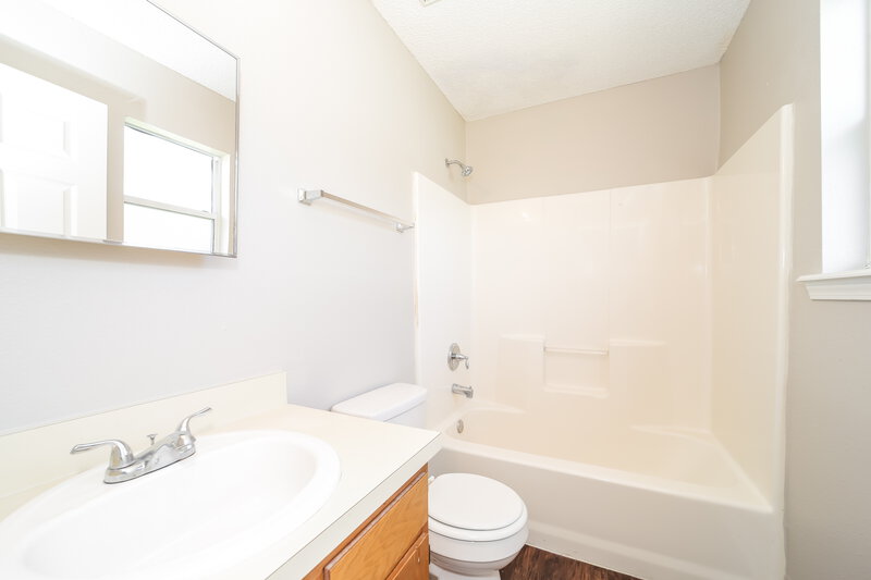 1,460/Mo, 1557 E 30th St Jacksonville, FL 32206 Main Bathroom View