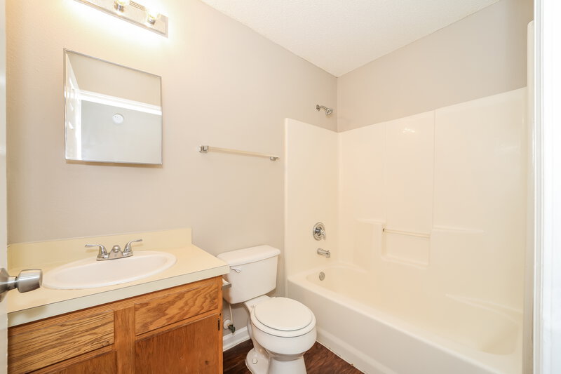 1,460/Mo, 1557 E 30th St Jacksonville, FL 32206 Bathroom View