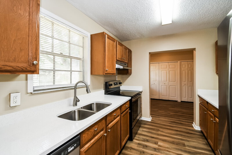1,500/Mo, 1658 Louvre Dr Jacksonville, FL 32221 Kitchen View