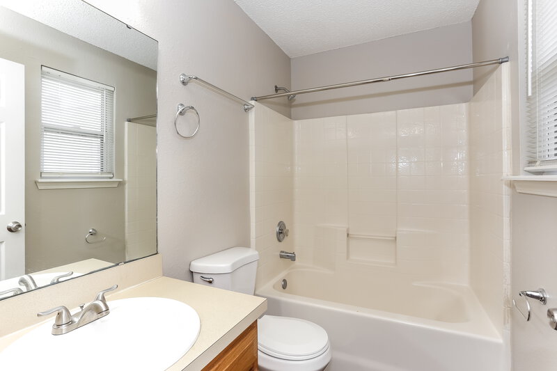 1,360/Mo, 1719 McMillan St Jacksonville, FL 32209 Main Bathroom View