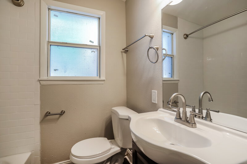 1,120/Mo, 1724 Academy St Jacksonville, FL 32209 Bathroom View