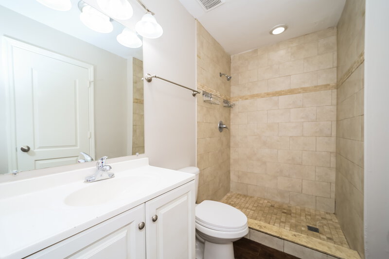 1,435/Mo, 1833 Broadway Ave Jacksonville, FL 32209 Main Bathroom View