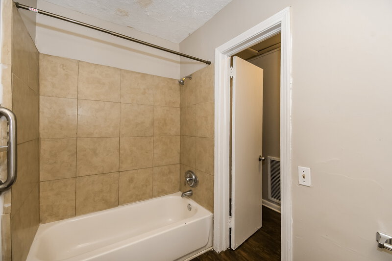 1,275/Mo, 1850 W 24th St Jacksonville, FL 32209 Bathroom View 2