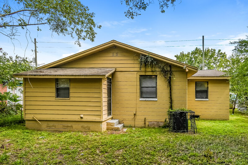 1,275/Mo, 1850 W 24th St Jacksonville, FL 32209 Rear View