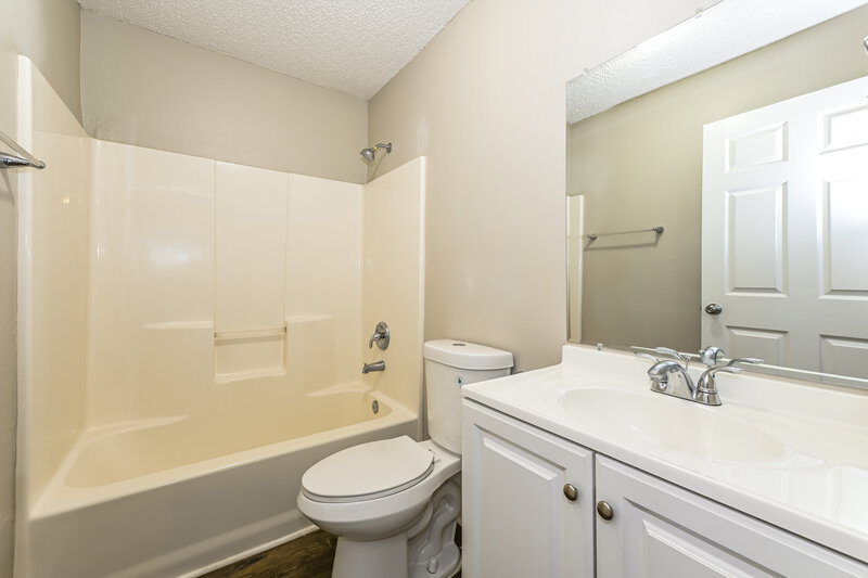 1,220/Mo, 2021 Broadway Ave Jacksonville, FL 32209 Main Bathroom View