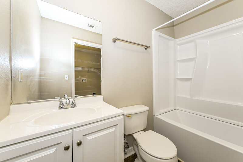 1,220/Mo, 2021 Broadway Ave Jacksonville, FL 32209 Bathroom View 2