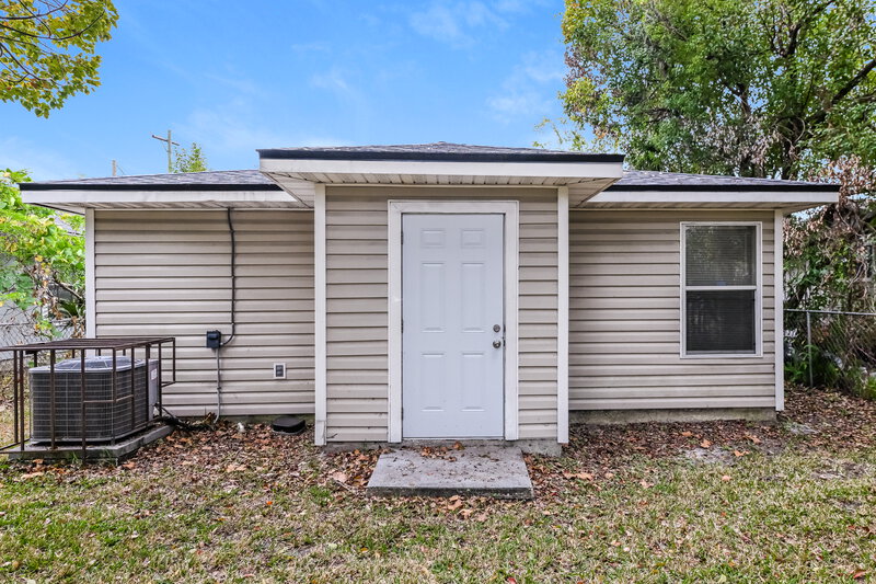 1,220/Mo, 2021 Broadway Ave Jacksonville, FL 32209 Rear View