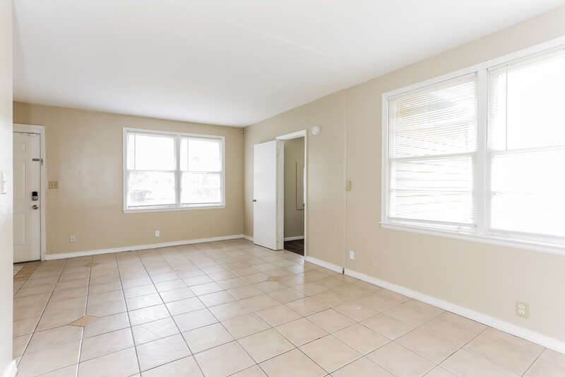 1,280/Mo, 2025 Prospect St E Jacksonville, FL 32254 Living Room View 3