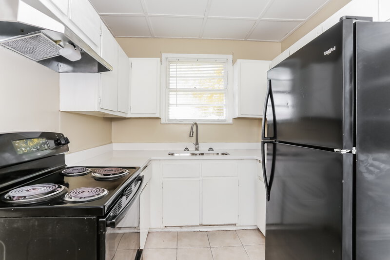 1,280/Mo, 2025 Prospect St E Jacksonville, FL 32254 Kitchen View 2
