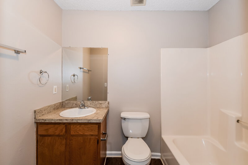 1,250/Mo, 2079 McQuade St Jacksonville, FL 32209 Main Bathroom View