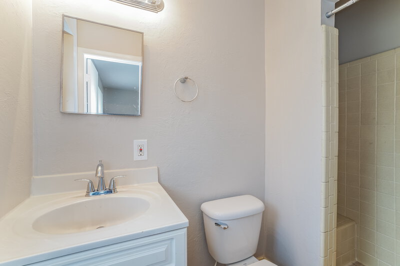 1,475/Mo, 2085 Hugh Edwards Dr Jacksonville, FL 32210 Main Bathroom View