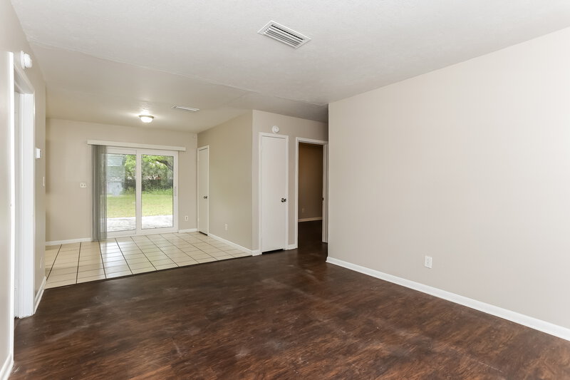 1,280/Mo, 2140 Sunrise Dr Jacksonville, FL 32246 Living Room View 2