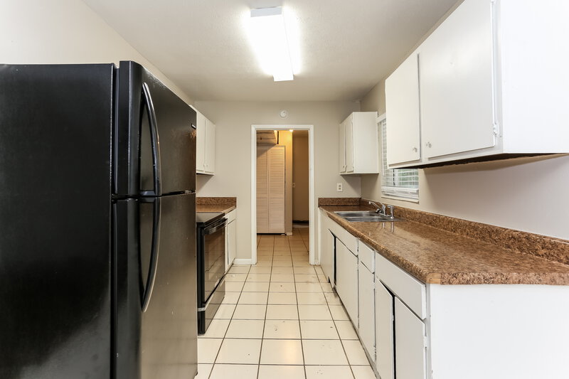 1,280/Mo, 2140 Sunrise Dr Jacksonville, FL 32246 Kitchen View 2