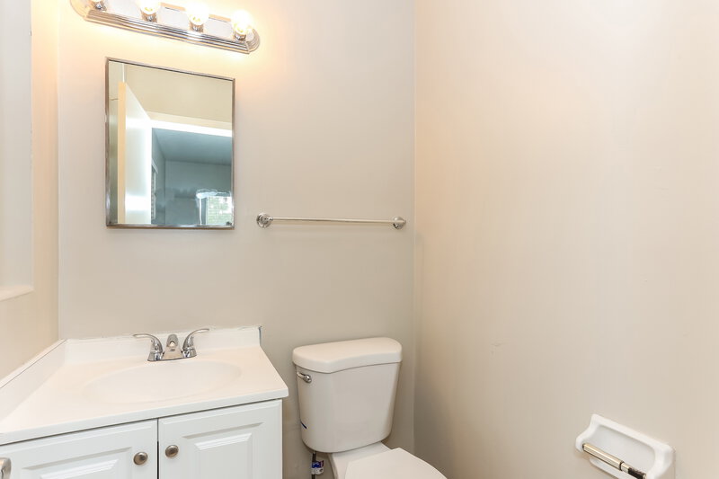 1,280/Mo, 2140 Sunrise Dr Jacksonville, FL 32246 Main Bathroom View