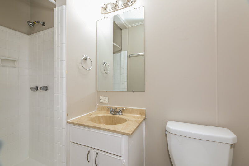 1,640/Mo, 2202 Leon Rd Jacksonville, FL 32246 Main Bathroom View