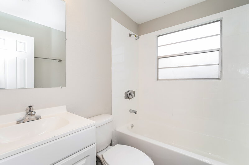 1,470/Mo, 2227 McCarty Dr Jacksonville, FL 32210 Bathroom View