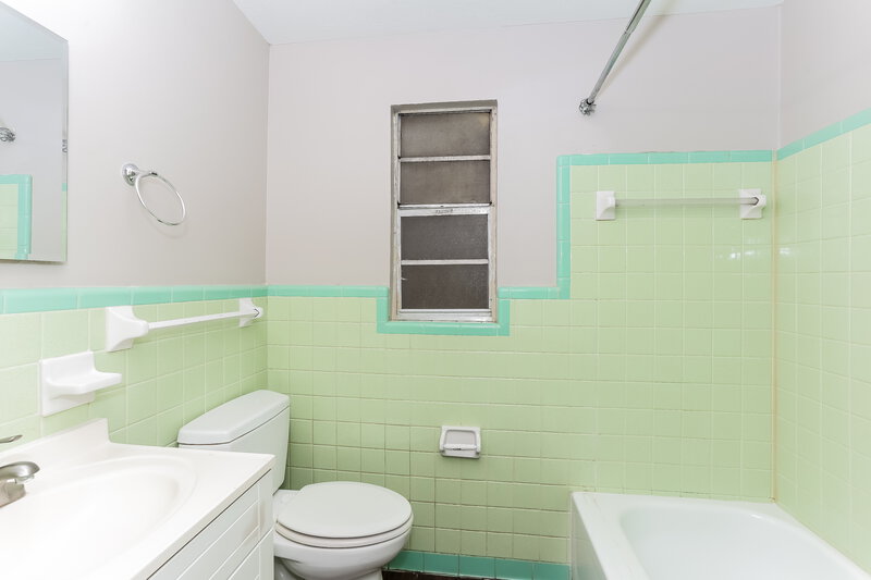 1,045/Mo, 2260 W 15th St Jacksonville, FL 32209 Bathroom View